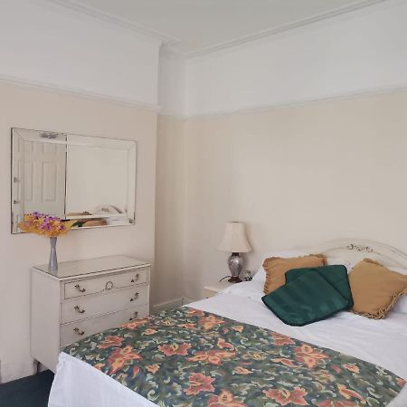 Double Room Available- London Seven Kings Seven Kings Train Station Ilford Eksteriør billede