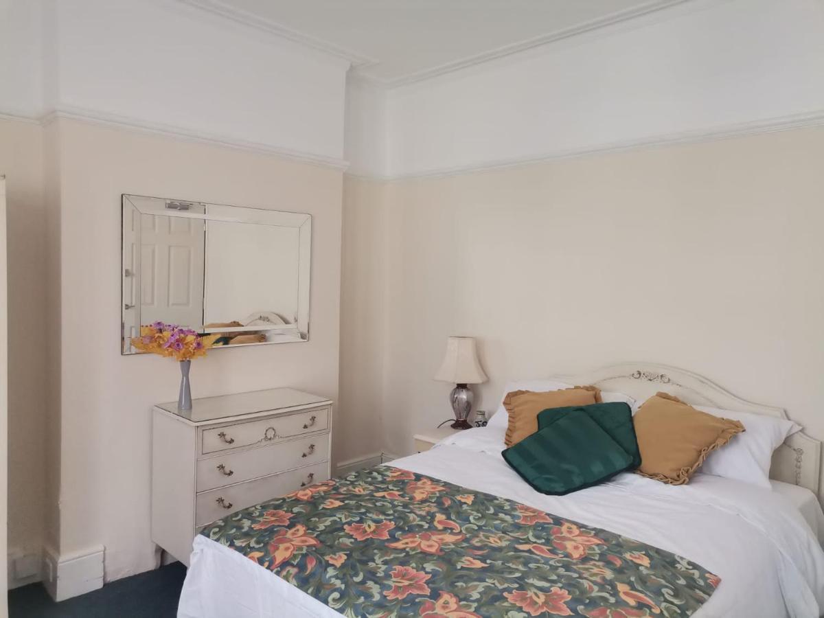 Double Room Available- London Seven Kings Seven Kings Train Station Ilford Eksteriør billede