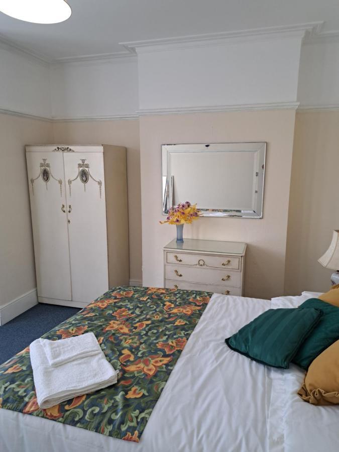 Double Room Available- London Seven Kings Seven Kings Train Station Ilford Eksteriør billede