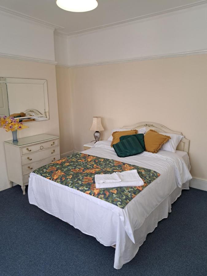 Double Room Available- London Seven Kings Seven Kings Train Station Ilford Eksteriør billede