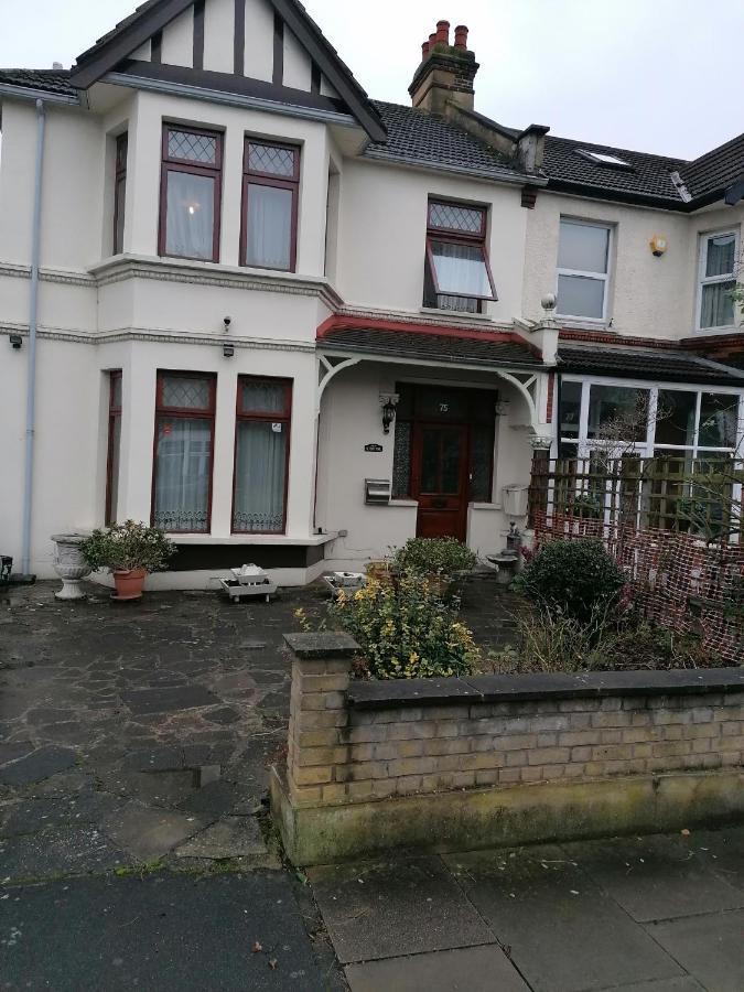 Double Room Available- London Seven Kings Seven Kings Train Station Ilford Eksteriør billede
