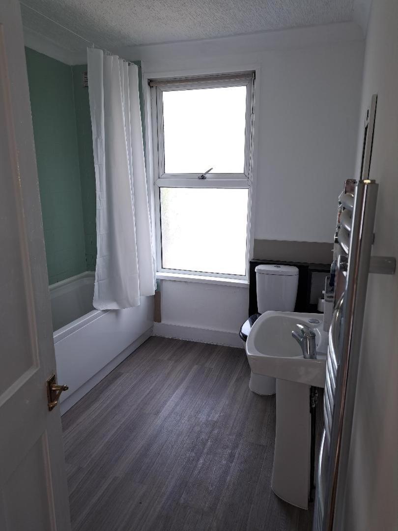 Double Room Available- London Seven Kings Seven Kings Train Station Ilford Eksteriør billede